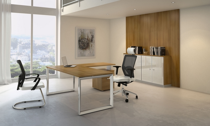Bureau design au plateau épuré et au piétement métallique